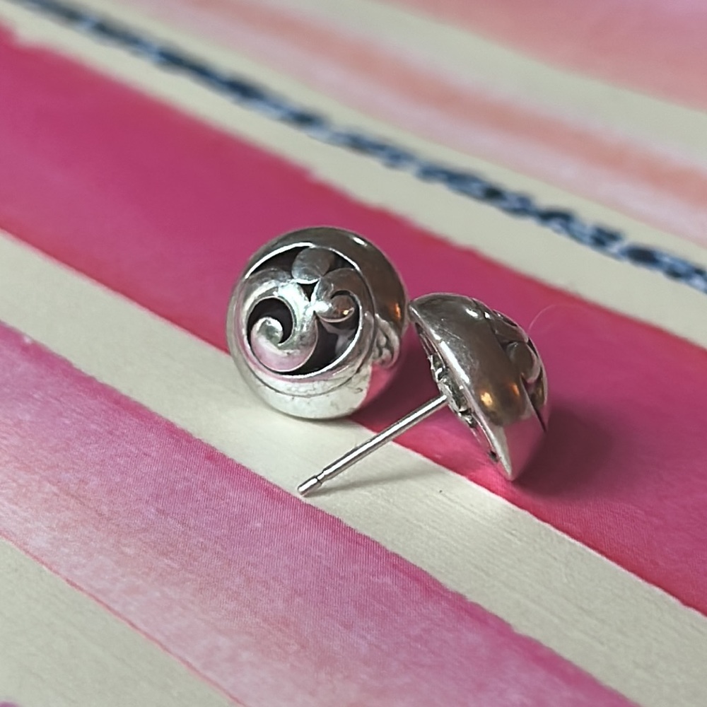 Pair of Silver round Earrings, dome shaped - Picture 5 of 6